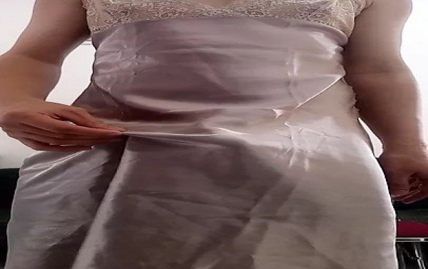 Cum besar memakai pakaian dalam satin
